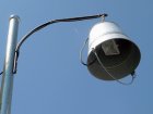 Lonsinger Leuchte: Gegen diese Beleuchtung ist lichtverschmutzungstechnisch eigentlich nichts einzuwenden. Eimer-Abschirmung, Reflektor und planes Abdeckungsglas sind vorhanden. Wenn jetzt noch ein energieeffizientes, warmwei&szlig;es Leuchtmittel installiert wird, ist diese ungew&ouml;hnliche Beleuchtung perfekt.