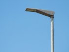 Moderne LED-Leuchte, die das Licht mit einer Spiegeloptik gezielt nach unten lenkt