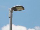 Moderne LED-Leuchte, die das Licht mit einer Spiegeloptik gezielt nach unten lenkt und Streulicht vermeidet