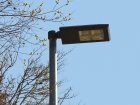 Moderne LED-Leuchte, die das Licht mit einer Spiegeloptik gezielt nach unten lenkt