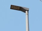 Moderne LED-Leuchte, die das Licht mit einer Spiegeloptik gezielt nach unten lenkt