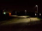 Mit moderner LED-Leuchte optimal ausgeleuchtete Stra&szlig;e und Gehweg. Es geht kein Streulicht nach oben oder zu stark zur Seite.
