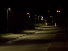 Mit moderner LED-Leuchte optimal ausgeleuchtete Stra&szlig;e und Gehweg. Es geht kein Streulicht nach oben oder zu stark zur Seite.