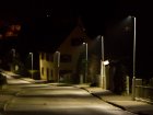 Mit moderner LED-Leuchte optimal ausgeleuchtete Stra&szlig;e und Gehweg. Es geht kein Streulicht nach oben oder zu stark zur Seite.