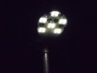Spiegeloptik einer LED-Leuchte bei Nacht.