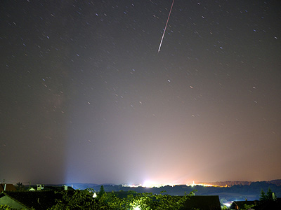 Sternschnuppe ueber der Lichtverschmutzung Laichingens Foto Hans Peter Eppler